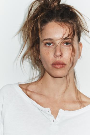 T-SHIRT MED HENLEY-HALS - Hvid fra Zara