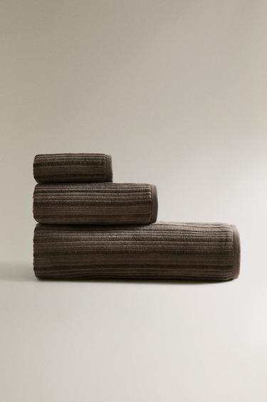 TEXTURED STRIPED VELOUR BATH TOWEL - Dark mink by Zara