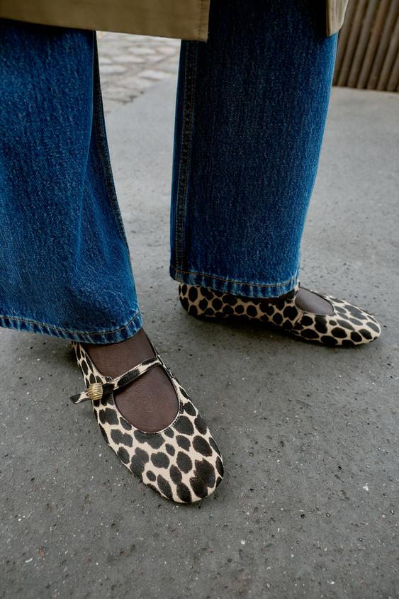 Detail balern s leopardm vzorem, elastickm pskem s kovovm detailem a kulatou pikou.