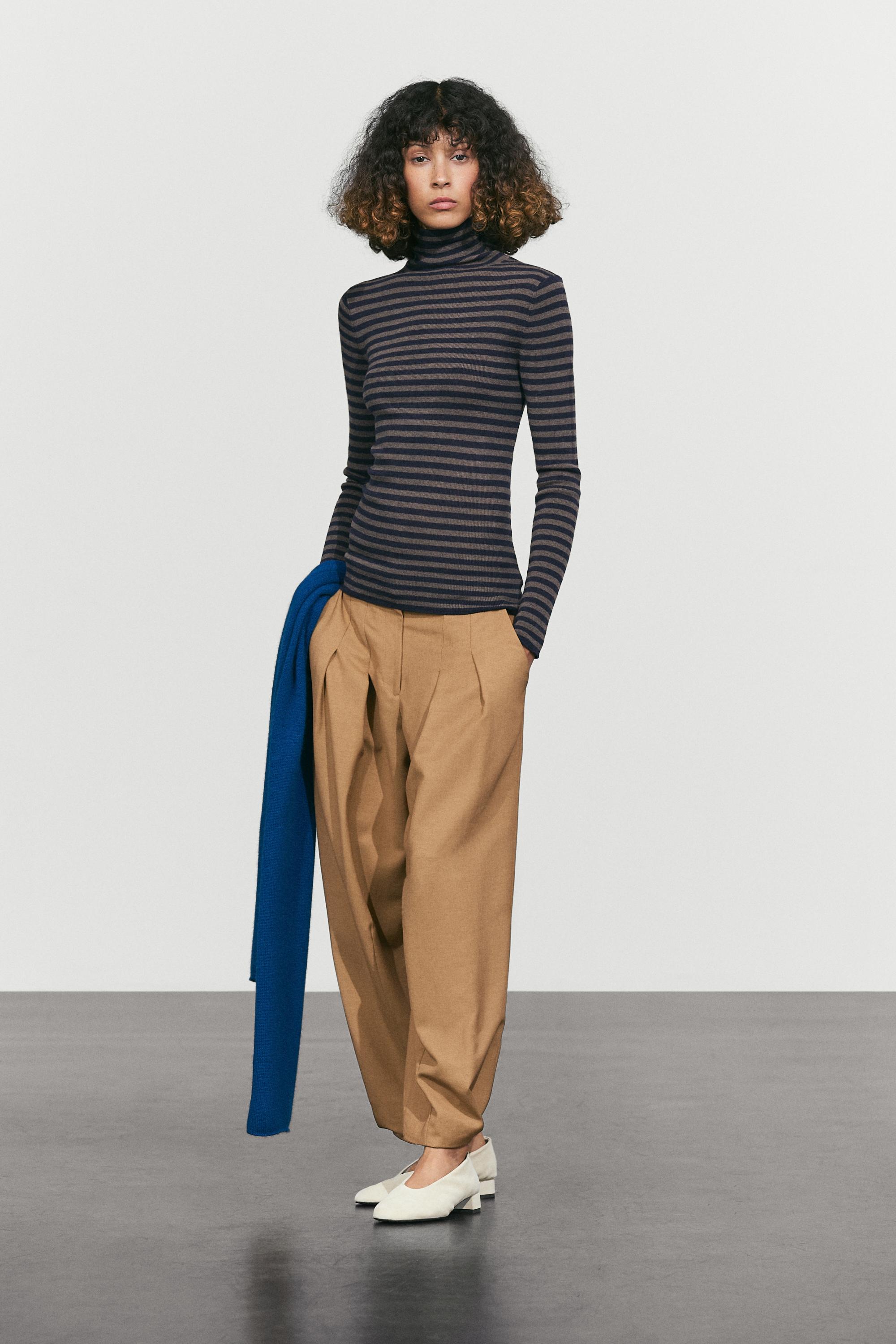 Pull en maille à rayures et col roulé