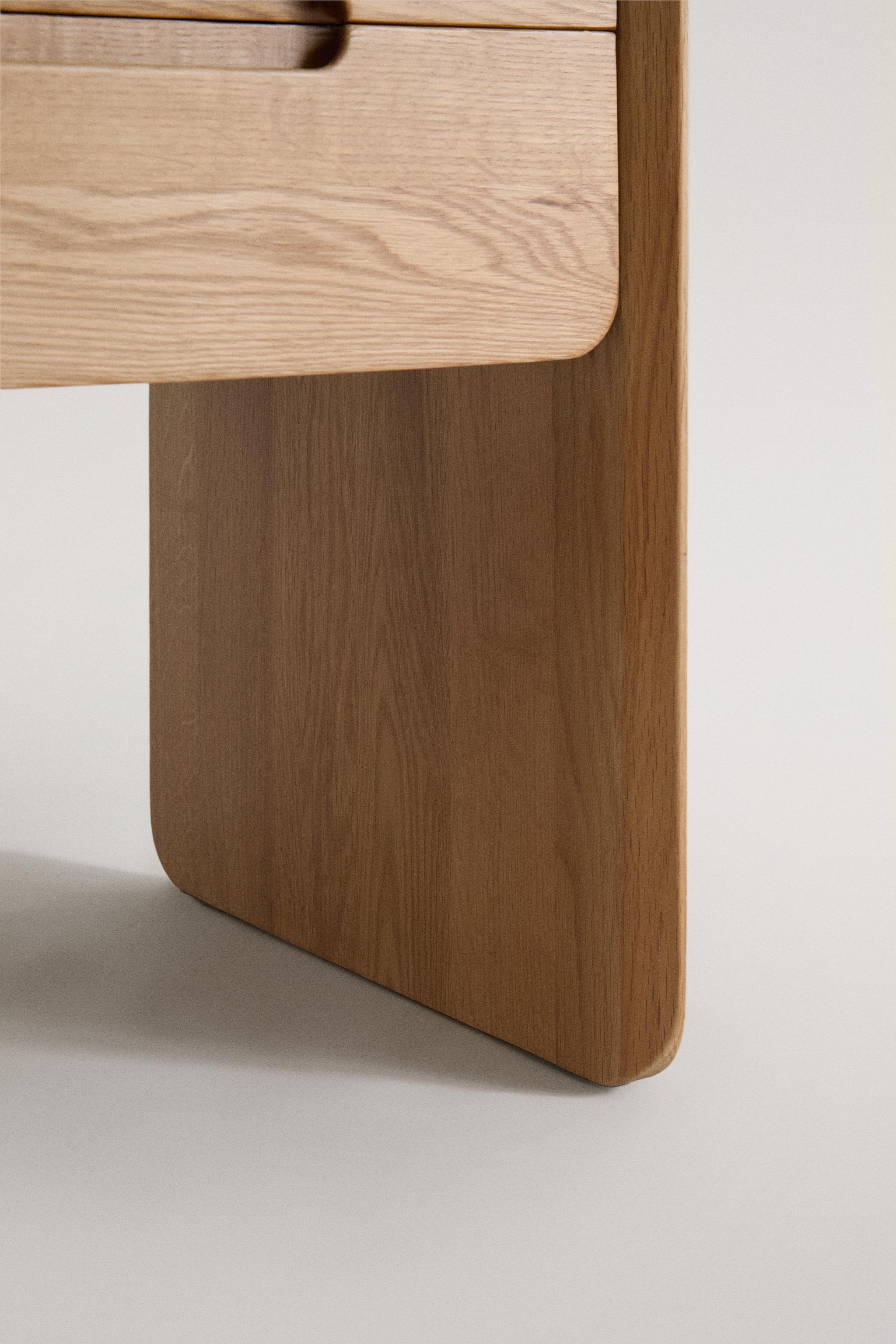 OAK WOOD BEDSIDE TABLE