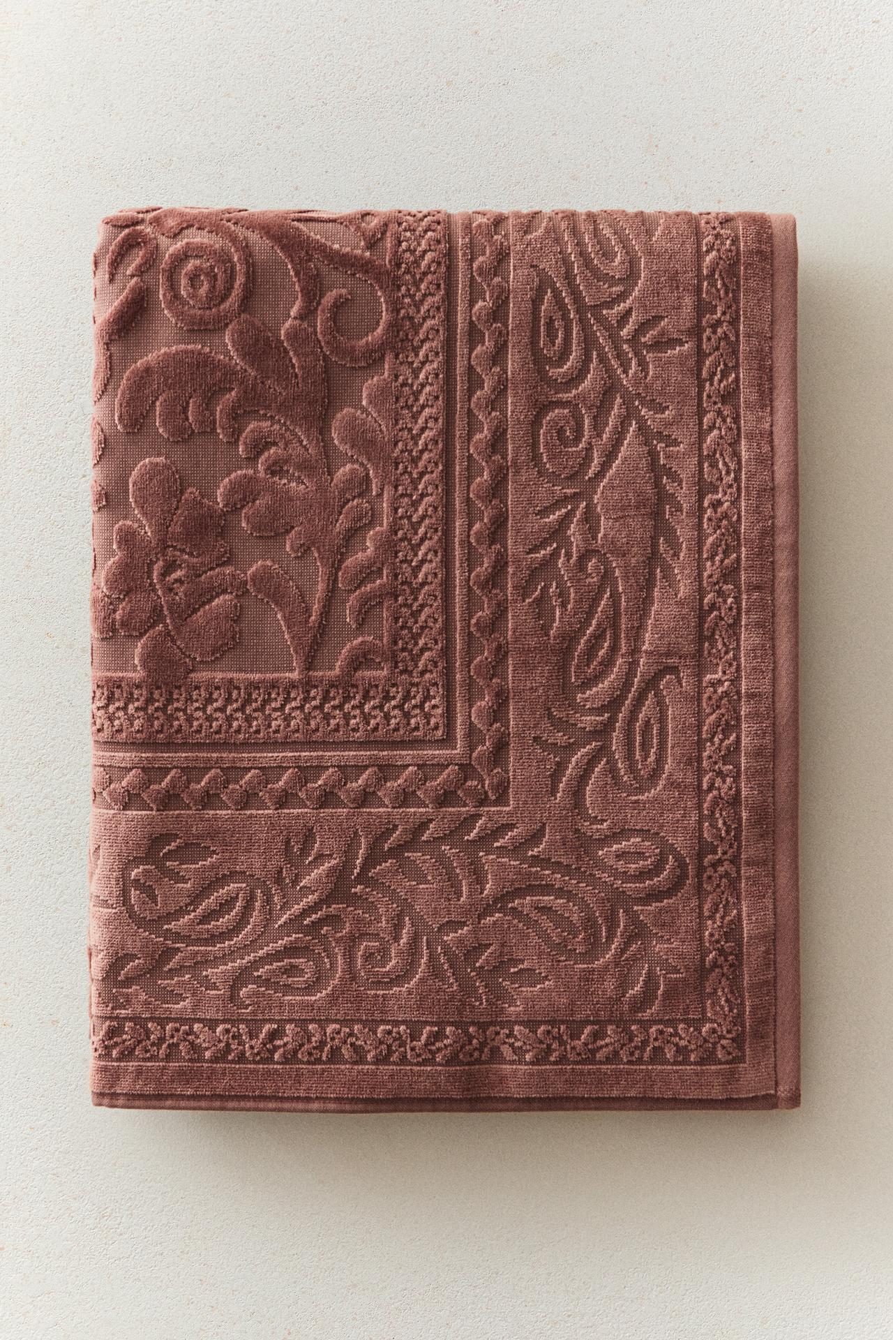 FLORAL JACQUARD BATH TOWEL — Dark russet