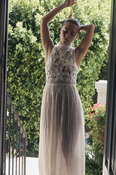 ROBE EN MATIÈRES VARIÉES BRODERIES FLEURS - Écru de Zara