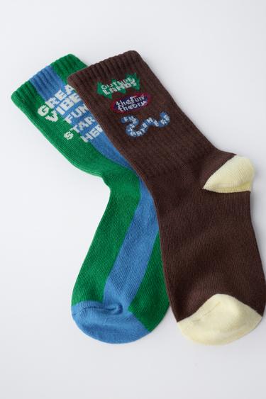 LOT DE DEUX CHAUSSETTES LONGUES À MOTIF INSCRIPTION - Multicolore de Zara - Image 1