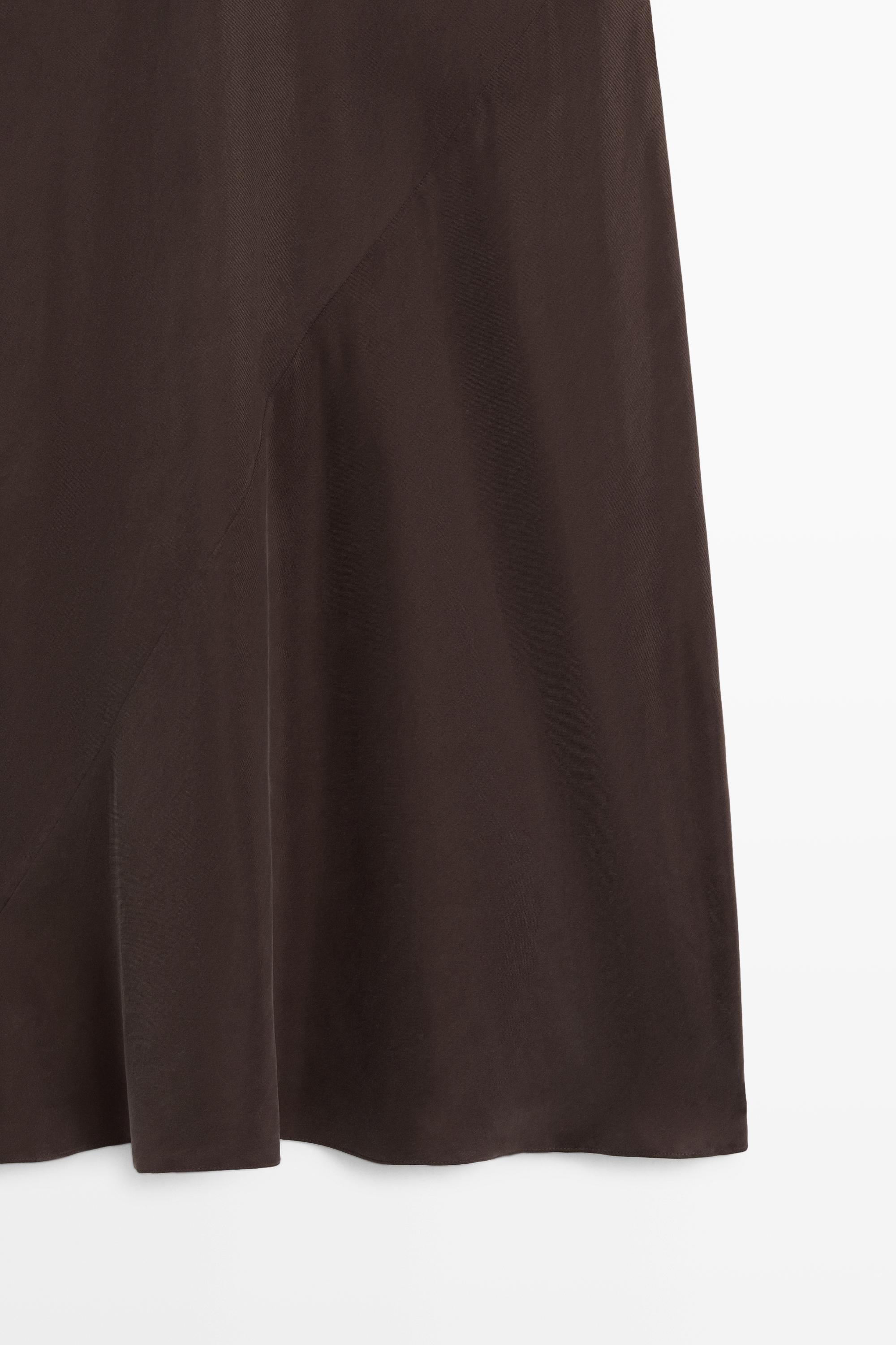 Robe longue à encolure drapée