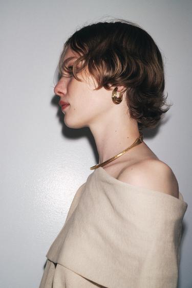 TEXTURED MEDIUM HOOP EARRINGS - Golden by Zara - Image 2