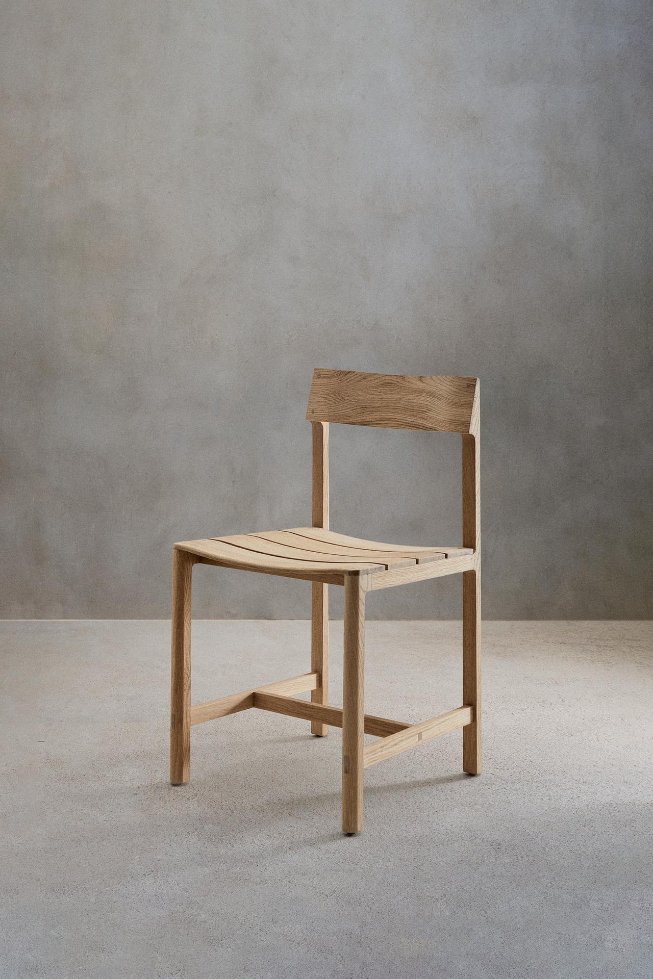 CHAIR 04 — Light beige