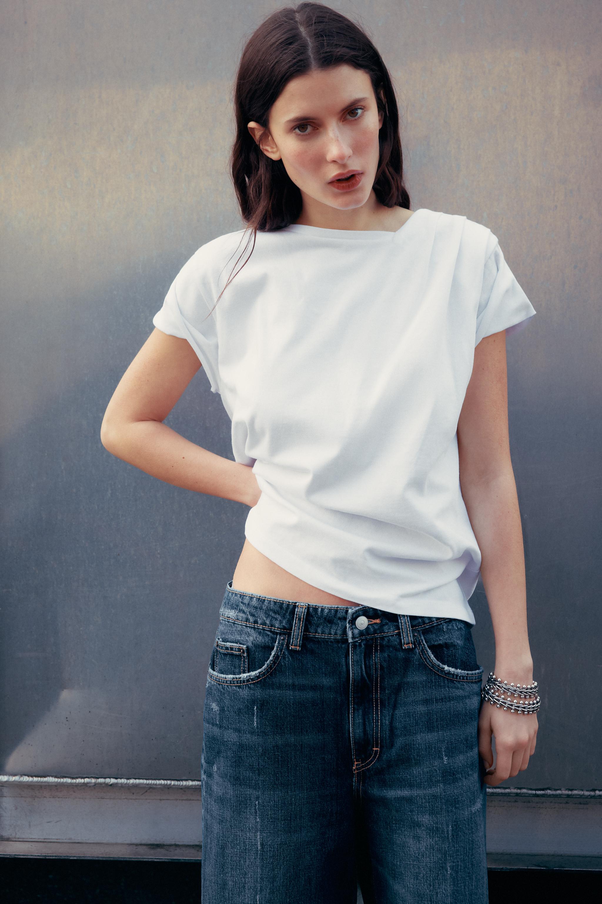 RUFFLE SHOULDER T-SHIRT