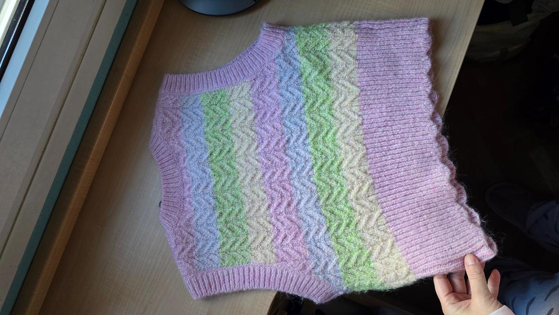 STRIPED KNIT VEST - Image 2