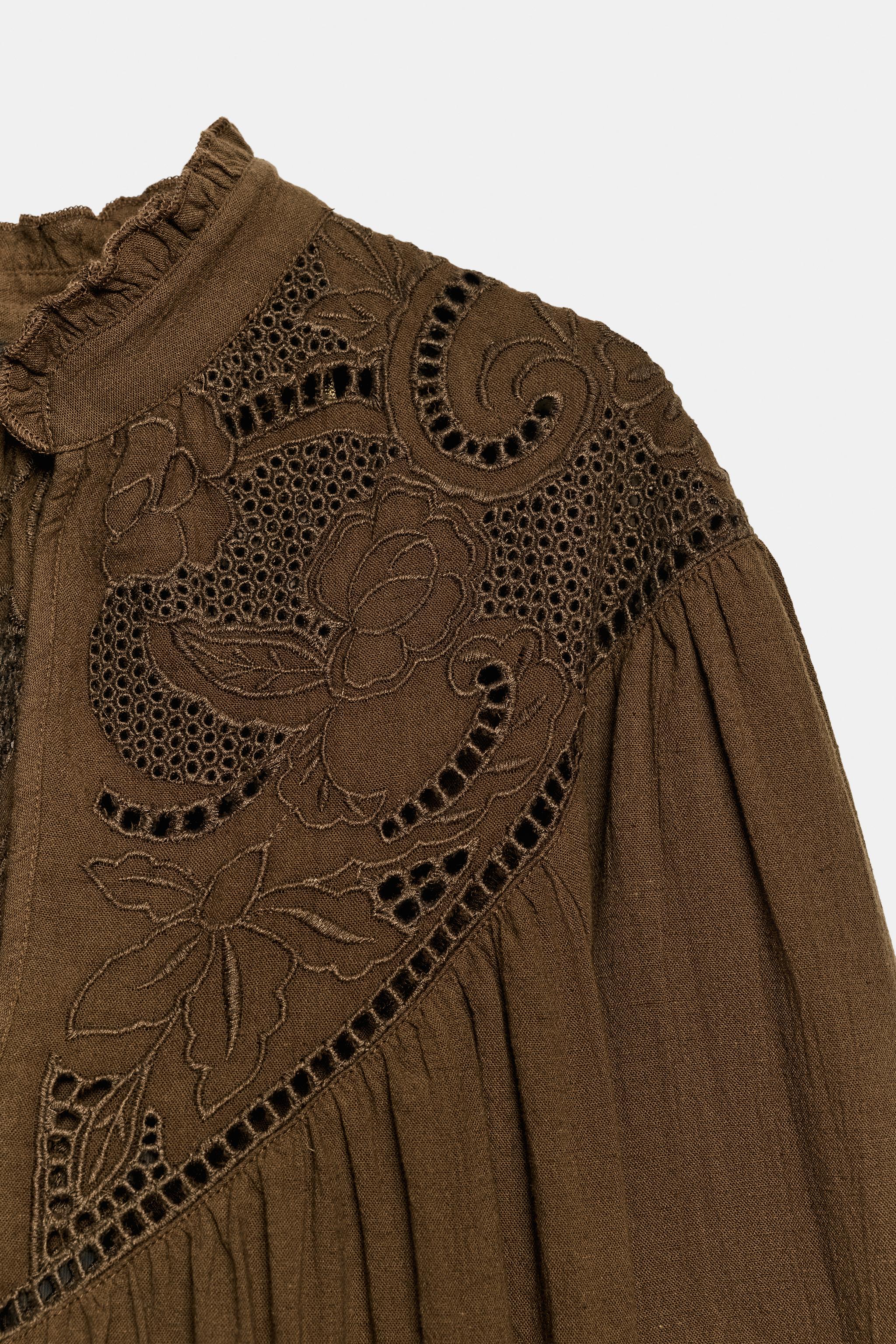 BLOUSE À BRODERIES MOTIF PERFORÉ