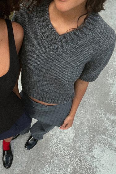 ÁO LEN DỆT KIM CỔ CHỮ V DÁNG CROP - Màu xám từ Zara