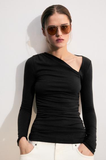 CAMISETA ESCOTE ASIMÉTRICA - Negro de Zara
