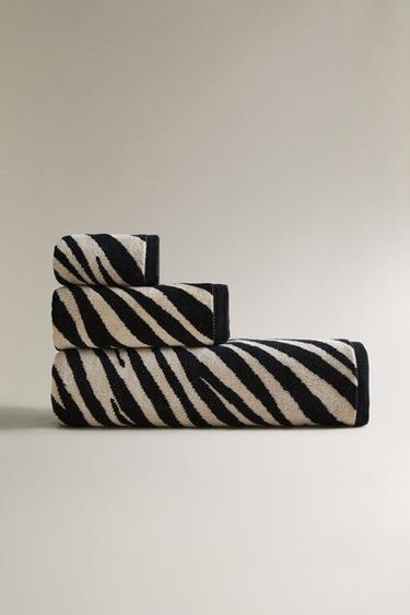 ANIMAL PRINT VELOUR BATH TOWEL - Sand / Black by Zara