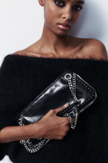 BOLSO ALARGADO TACHAS - Negro de Zara