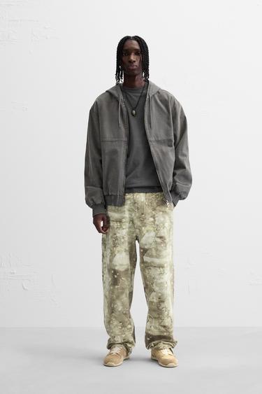 PANTALÓN CARPINTERO ESTAMPADO ABSTRACTO - Khaki claro de Zara - Imagen 0