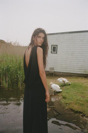 HOSSZÚ, KIVÁGOTT HÁTRÉSZŰ RUHA – Fekete a ZARA-tól