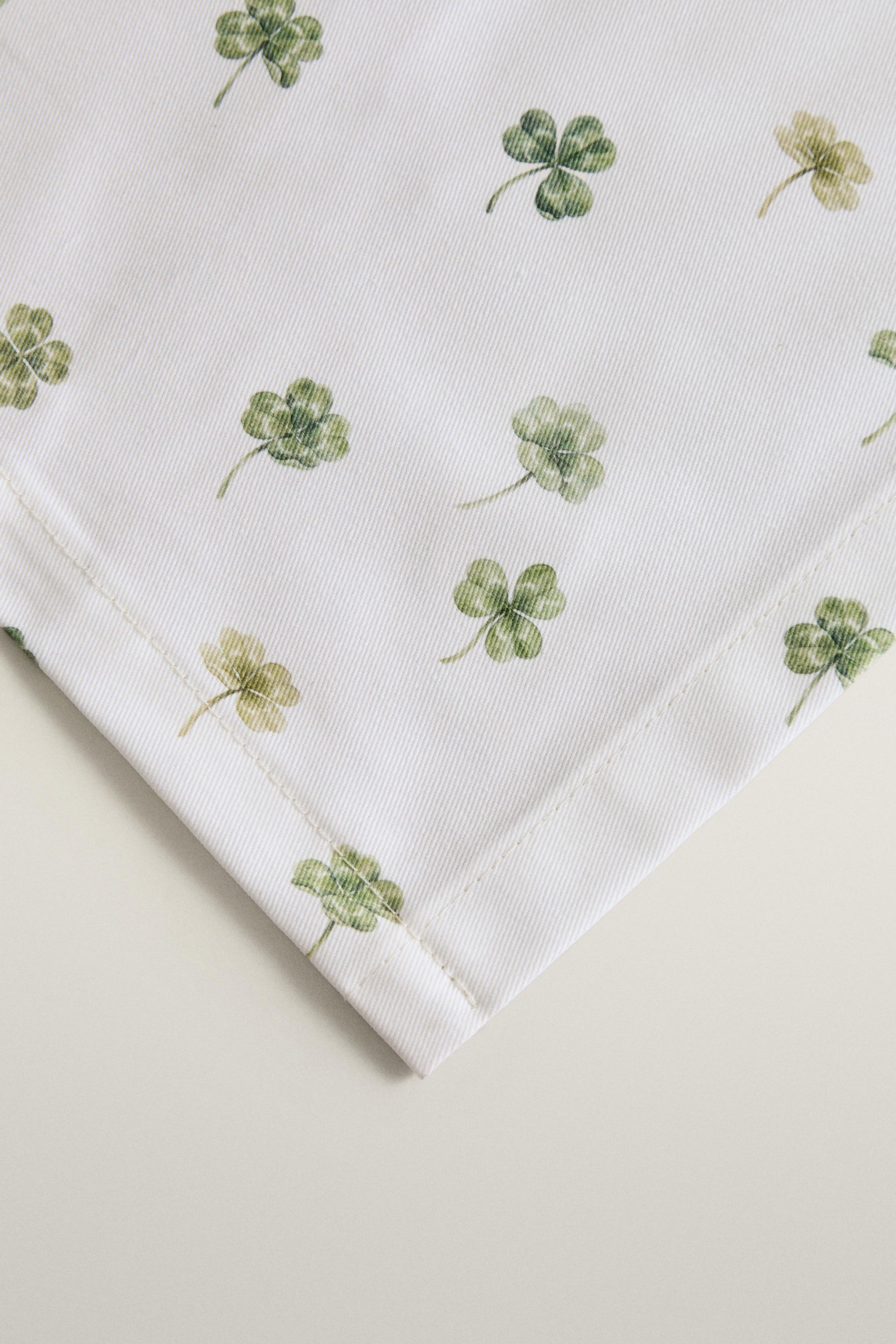 RESIN-COATED CLOVER TABLECLOTH