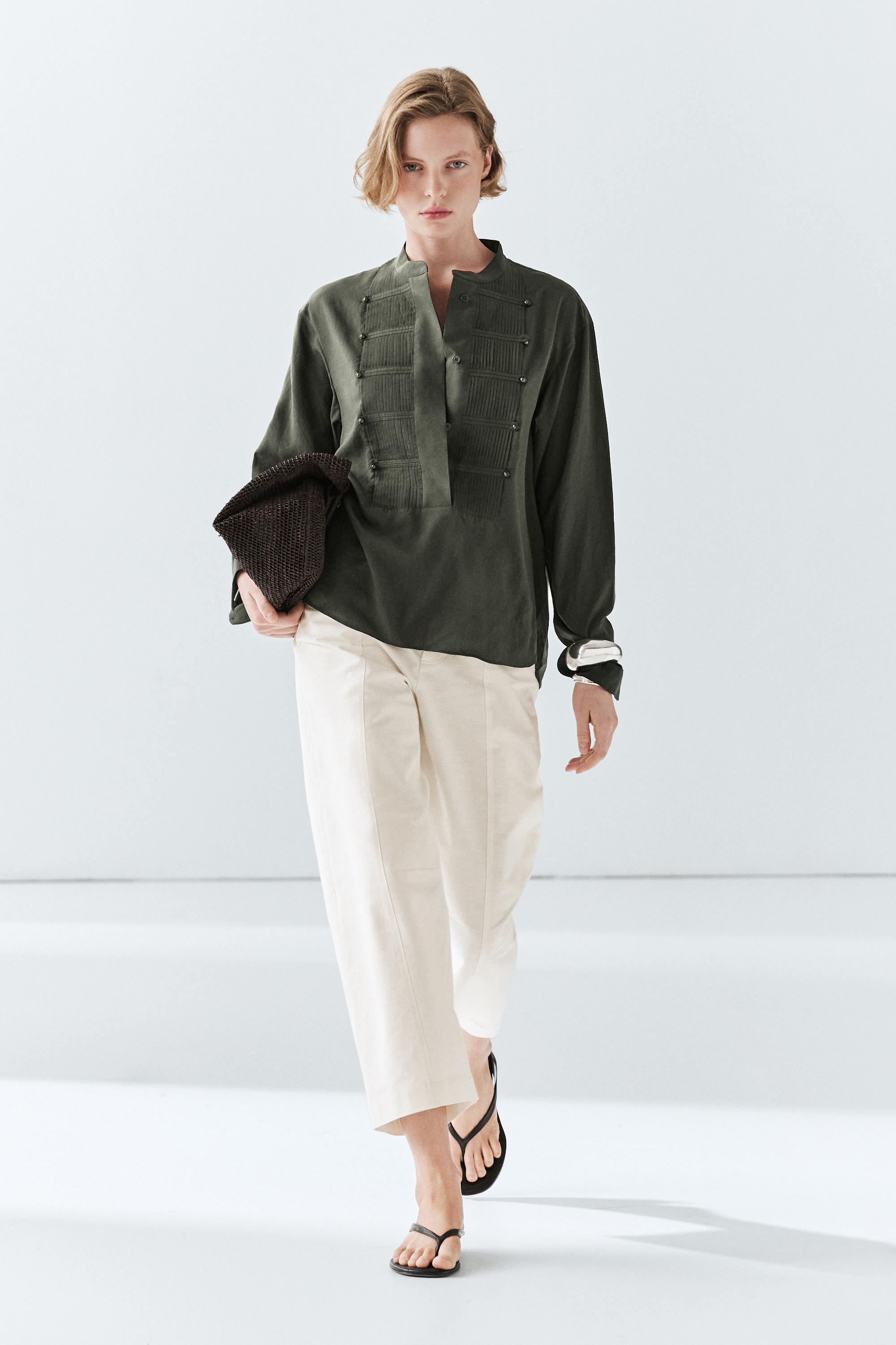 Pintuck shirt with stand collar