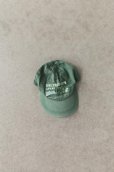 قبعة بشعار مطرز - أخضر داكن الخاص بـ Zara