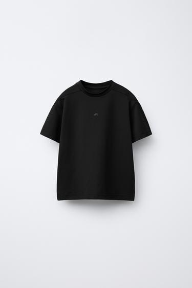 تيشرت تقني بشعار - أسود الخاص بـ Zara