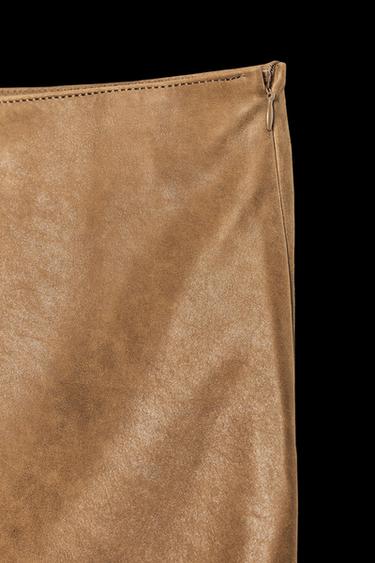 FALDA MIDI ASIMÉTRICA PIEL - Camel oscuro de Zara