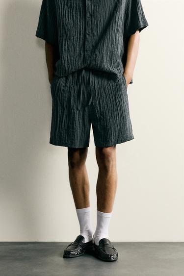 برمودا RELAXED FIT بتأثير بارز - أزرق الخاص بـ Zara