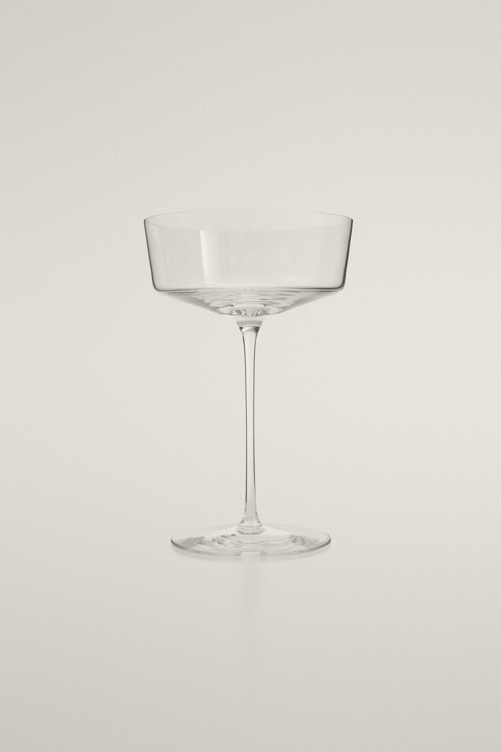 LOW CRYSTALLINE GLASS