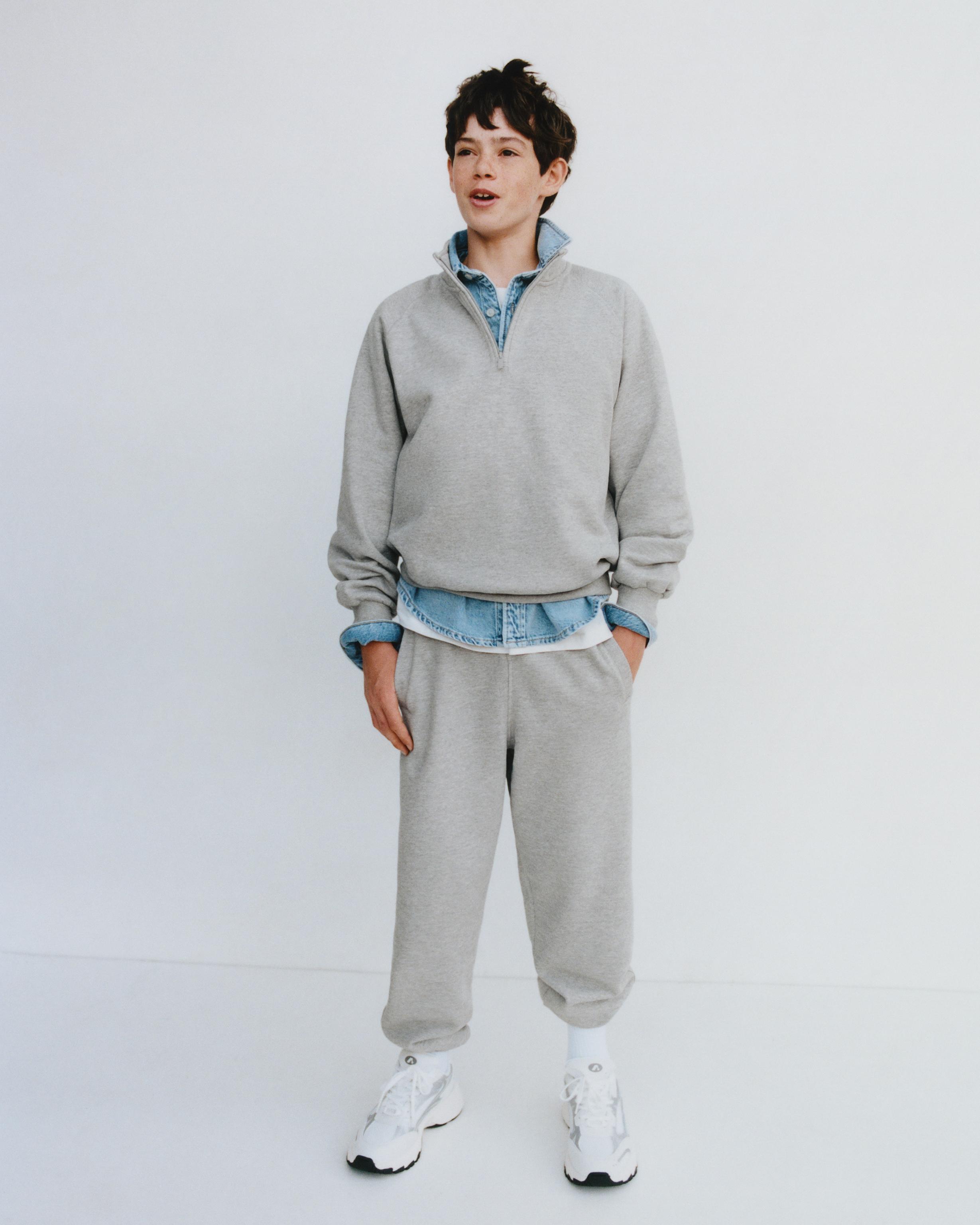 SOLID FLEECE JOGGERS WITH LABEL — Gray marl