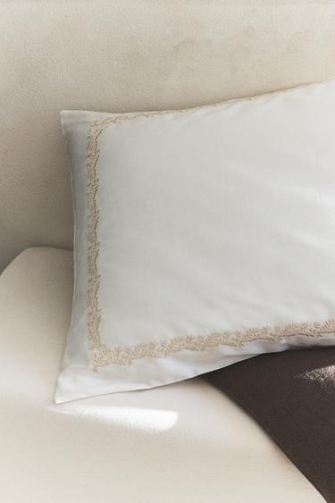 SATEEN PILLOWCASE WITH FLORAL BORDER - كافا الخاص بـ Zara - صورة 0