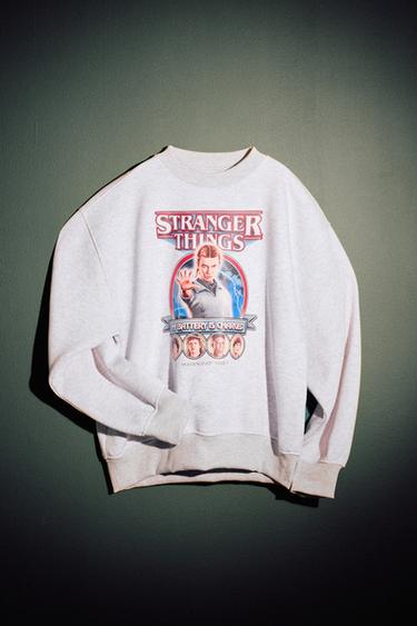 SUDADERA STRANGER THINGS © NETFLIX - Gris vigoré de Zara