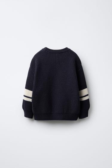 PULL EN MAILLE AVEC PIÈCE VARSITY - Bleu marine de Zara - Image 1