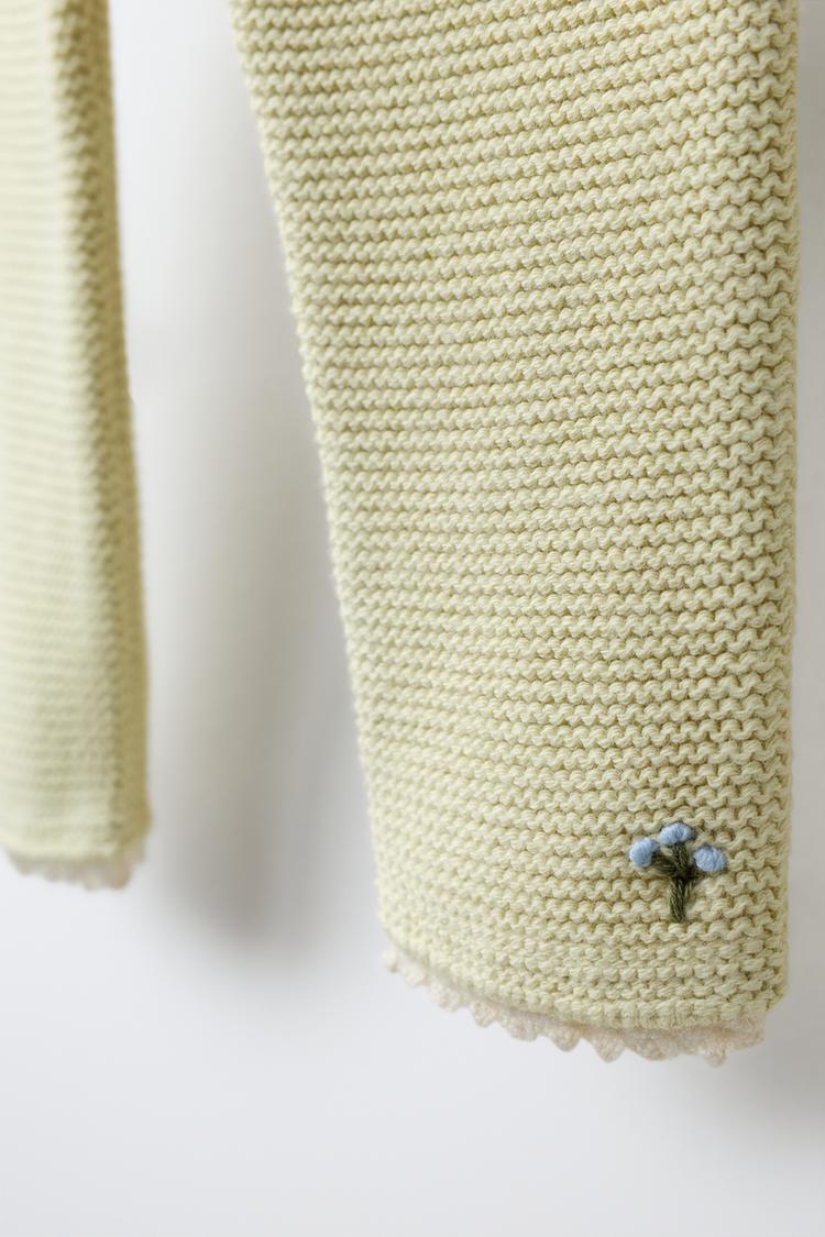 PANTALÓN DE PUNTO CON BORDADO FLORAL Y ADORNO DE ENCAJE 4