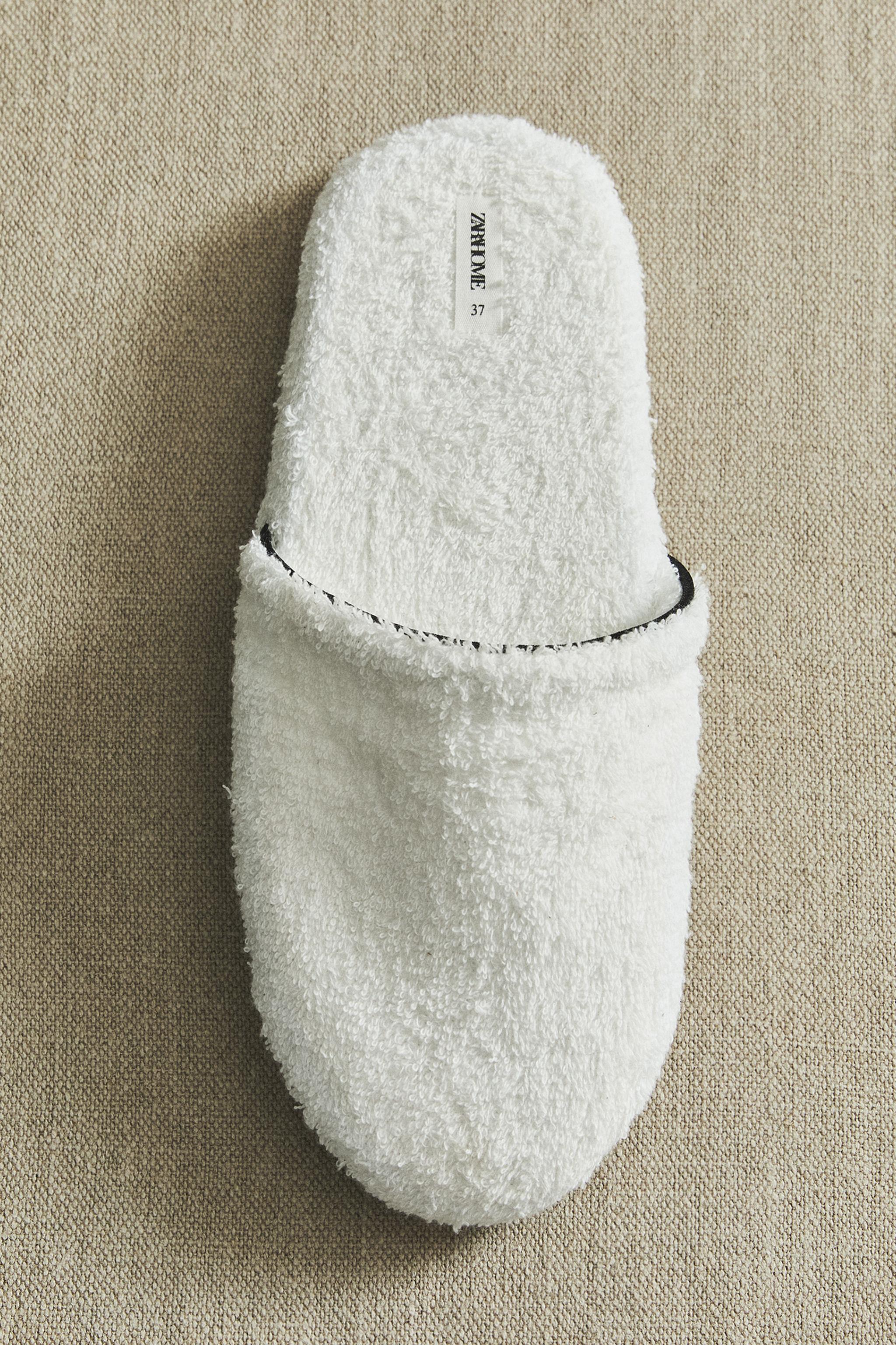 CHAUSSONS SERVIETTE DE BAIN BIAIS