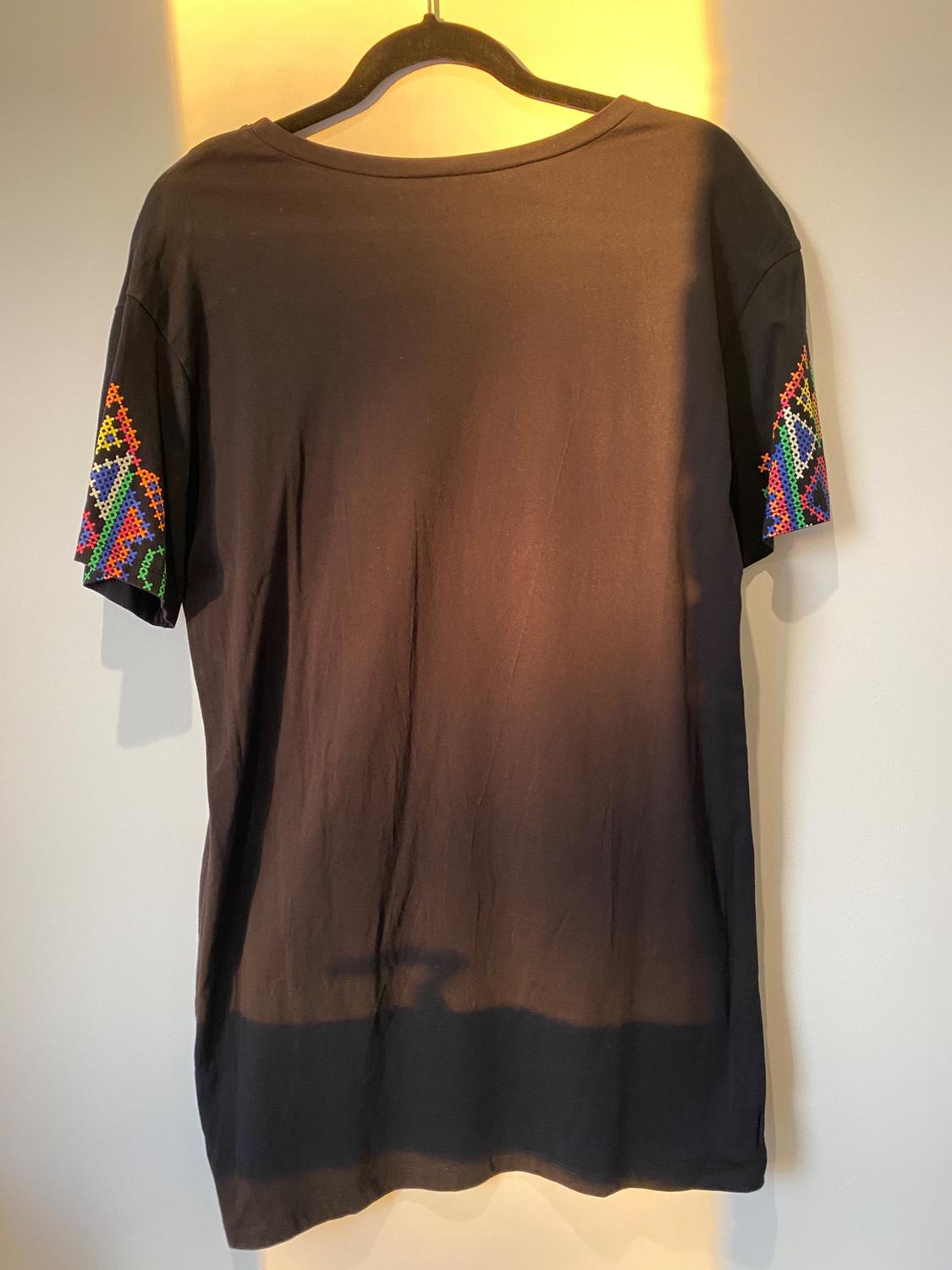PETIT T-SHIRT BLACK DRESS WITH PRINT - Image 2