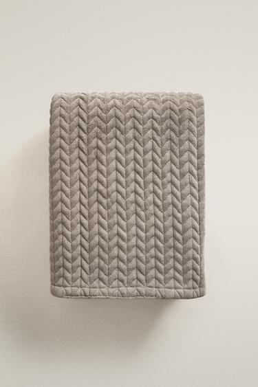 TEXTURED FLEECE BLANKET - Brown / Taupe by Zara