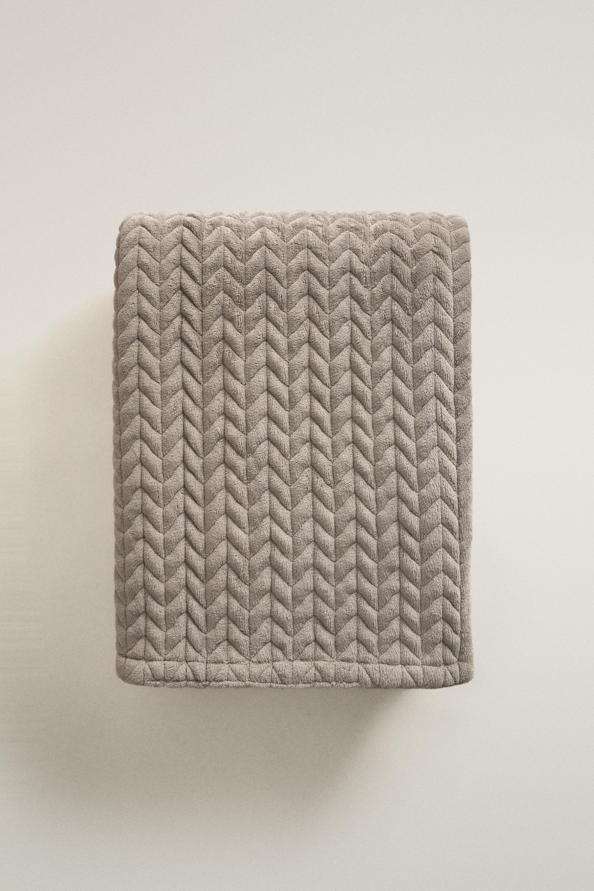 TEXTURED FLEECE BLANKET