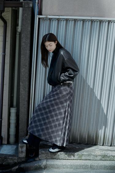 BLOUSON BOMBER MATIÈRE SYNTHÉTIQUE COL MONTANT - Noir de Zara