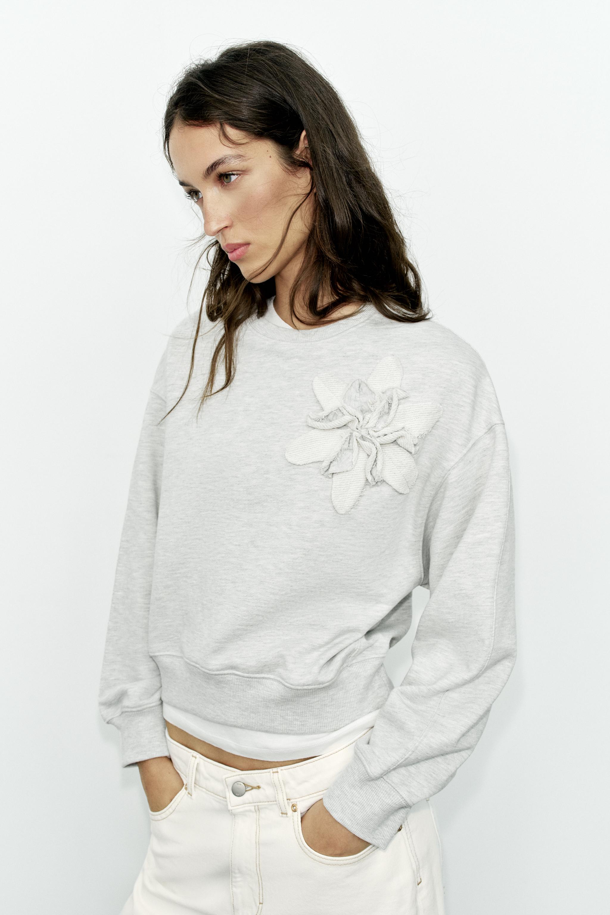 FLORAL APPLIQUE SWEATSHIRT