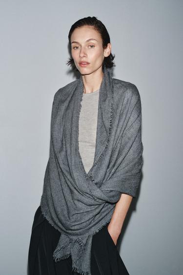 WOOLLEN SCARF WITH FRAYED EDGES - Grey by Zara