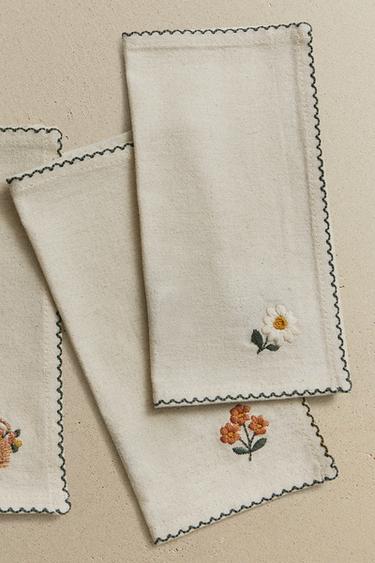 PACK OF EMBROIDERED FLORAL NAPKINS (PACK OF 4) - Ecru by Zara