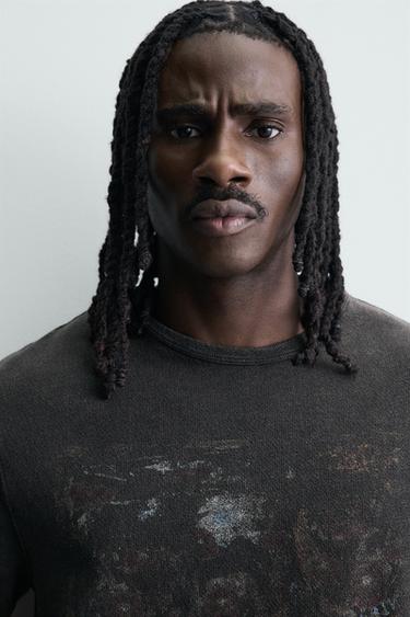 T-SHIRT EN MAILLE IMPRIMÉ DÉLAVÉ - Noir de Zara - Image 4