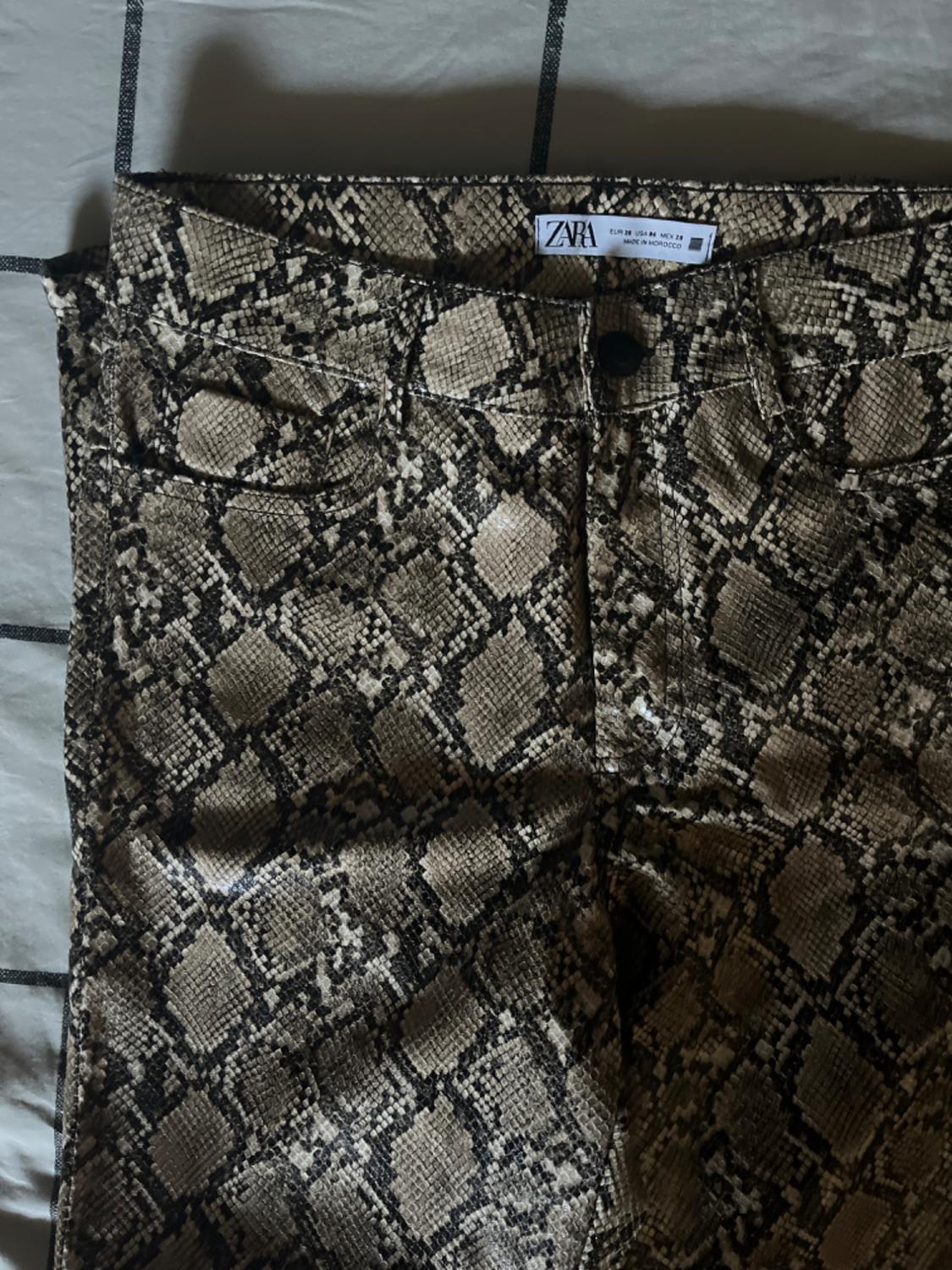 ANIMAL PRINT FAUX LEATHER PANTS - Image 3