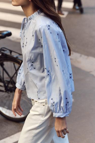 BLOUSE IMPRIMÉE BRODERIES EFFET GOMME - Bleu / Blanc de Zara - Image 2