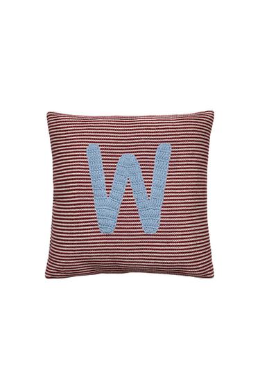 COJÍN INFANTIL BORDADO LETRA W - Rojo de Zara