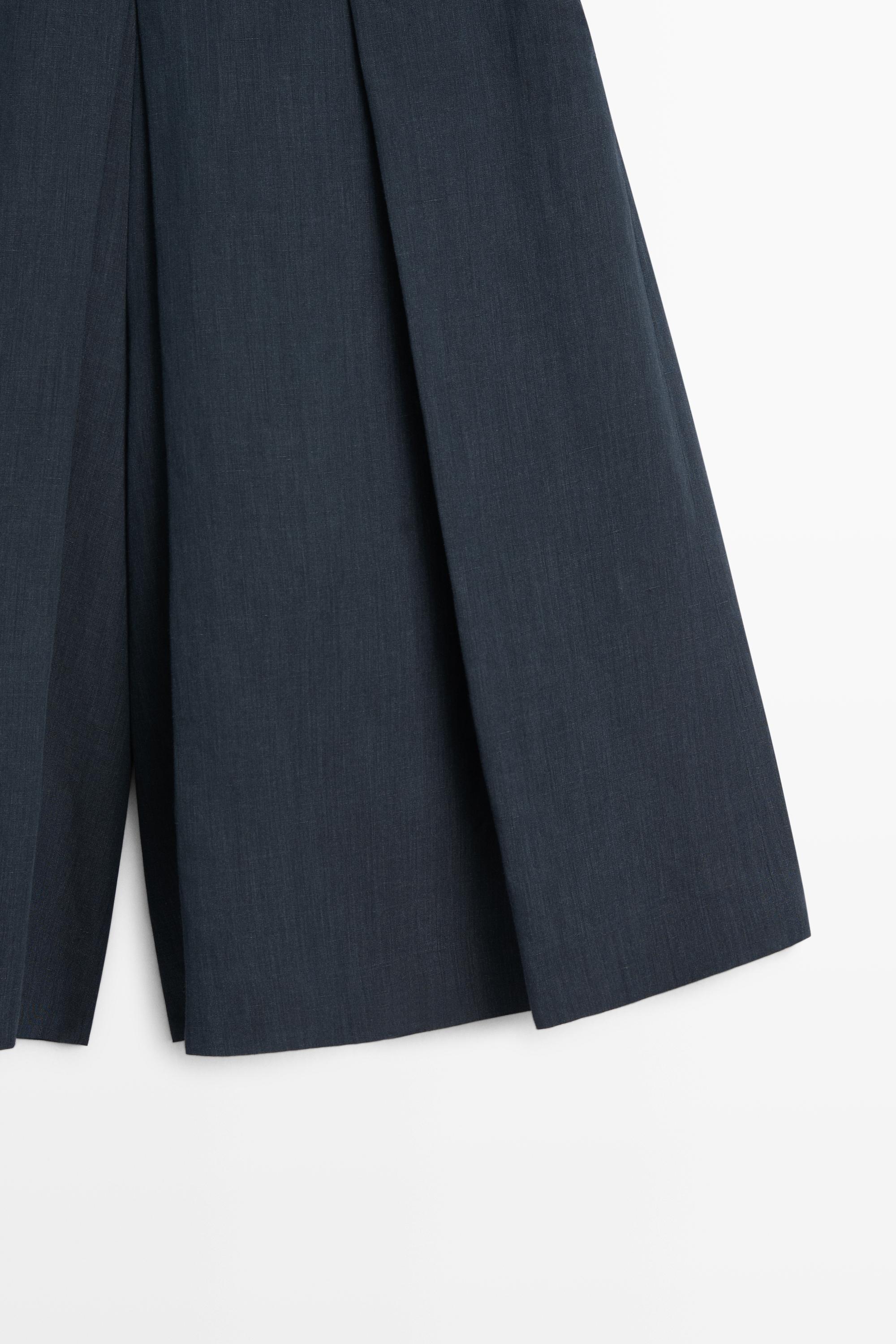 Linen blend Bermuda shorts with pleats