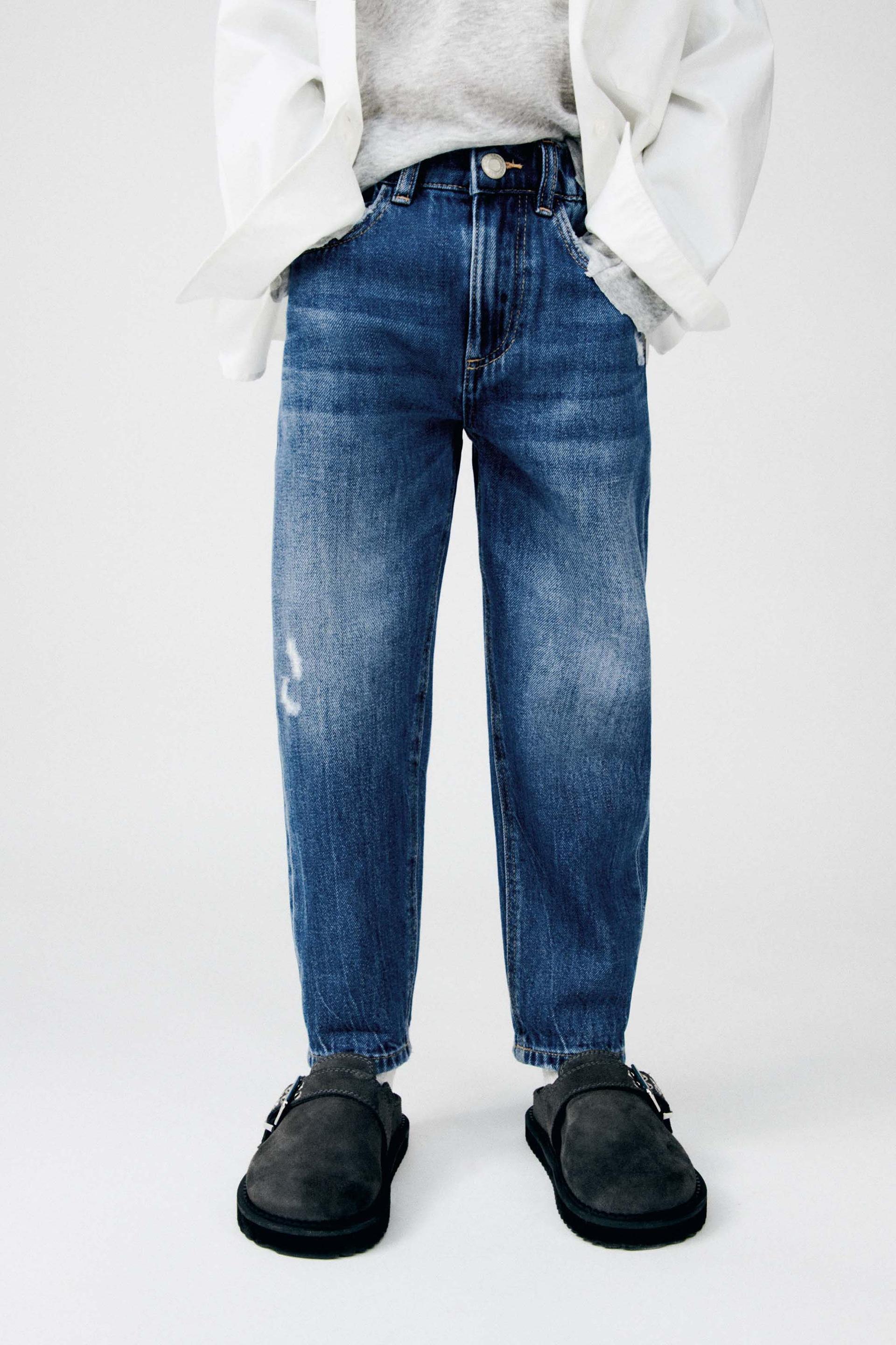 Low rise jeans with adjustable interior waistband and front snap button  closure. Five pockets. Ripped details. - Blue