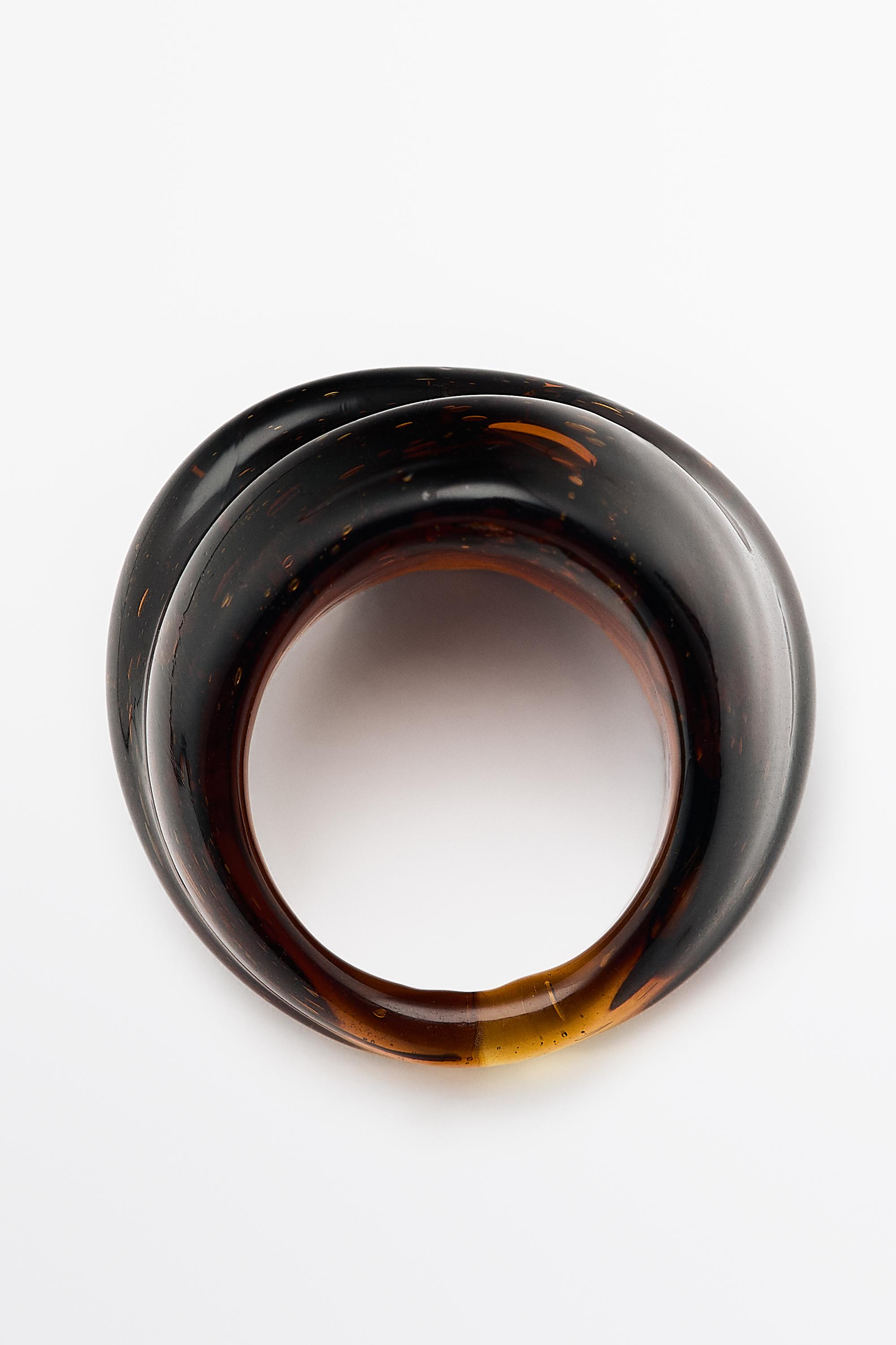 Round volume glass ring