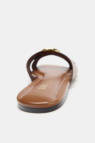SANDALES CROISÉES DÉTAIL MÉTALLIQUE - Marron de Zara - Image 5
