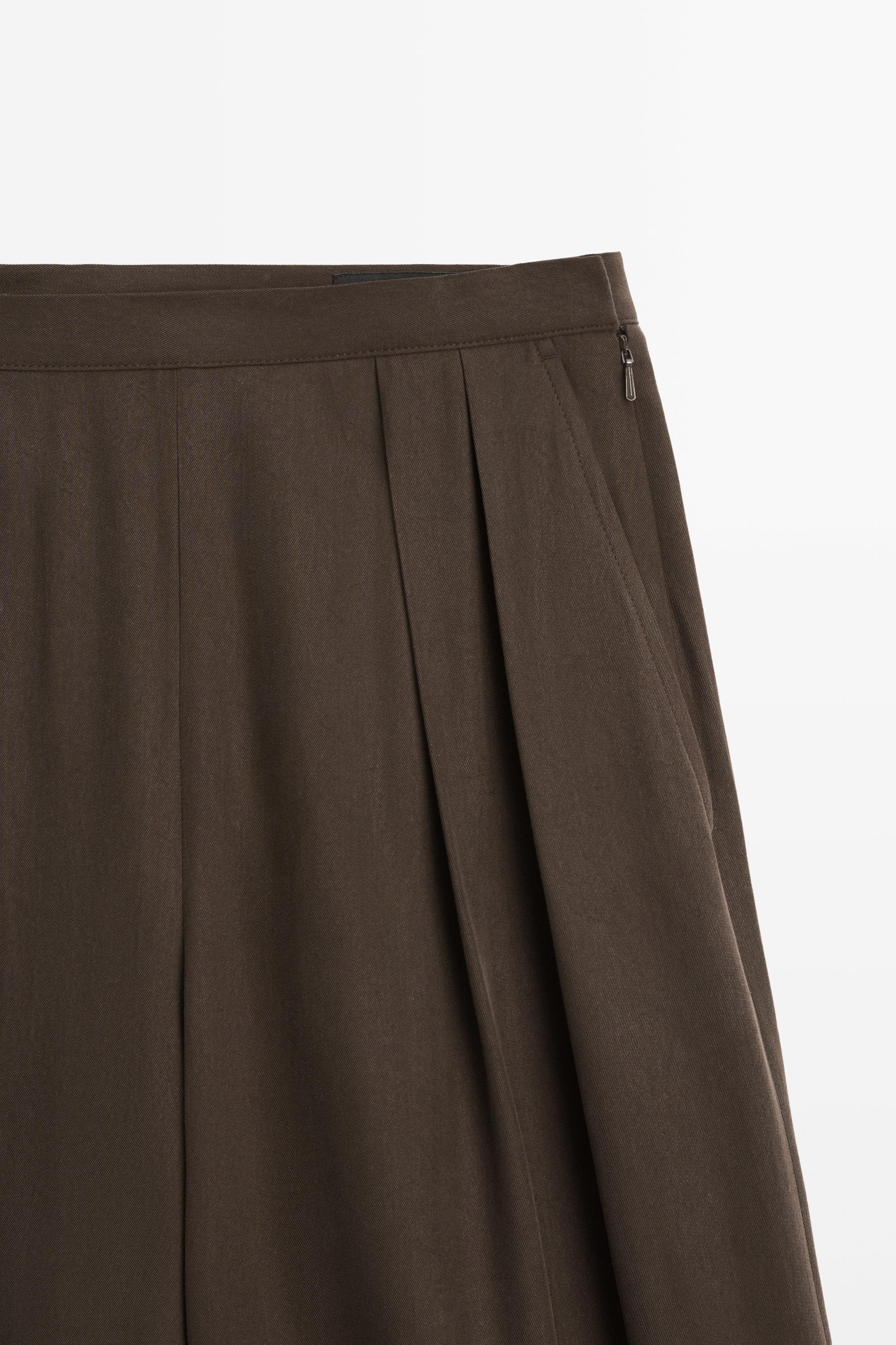 Flowing wide-leg pants with dart detail