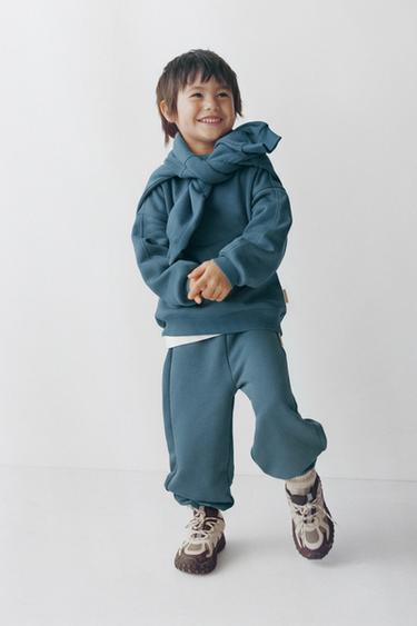 طقم رياضي سويت شيرت وبنطلون JOGGER أساسي مع شعار - أزرق غامق الخاص بـ Zara